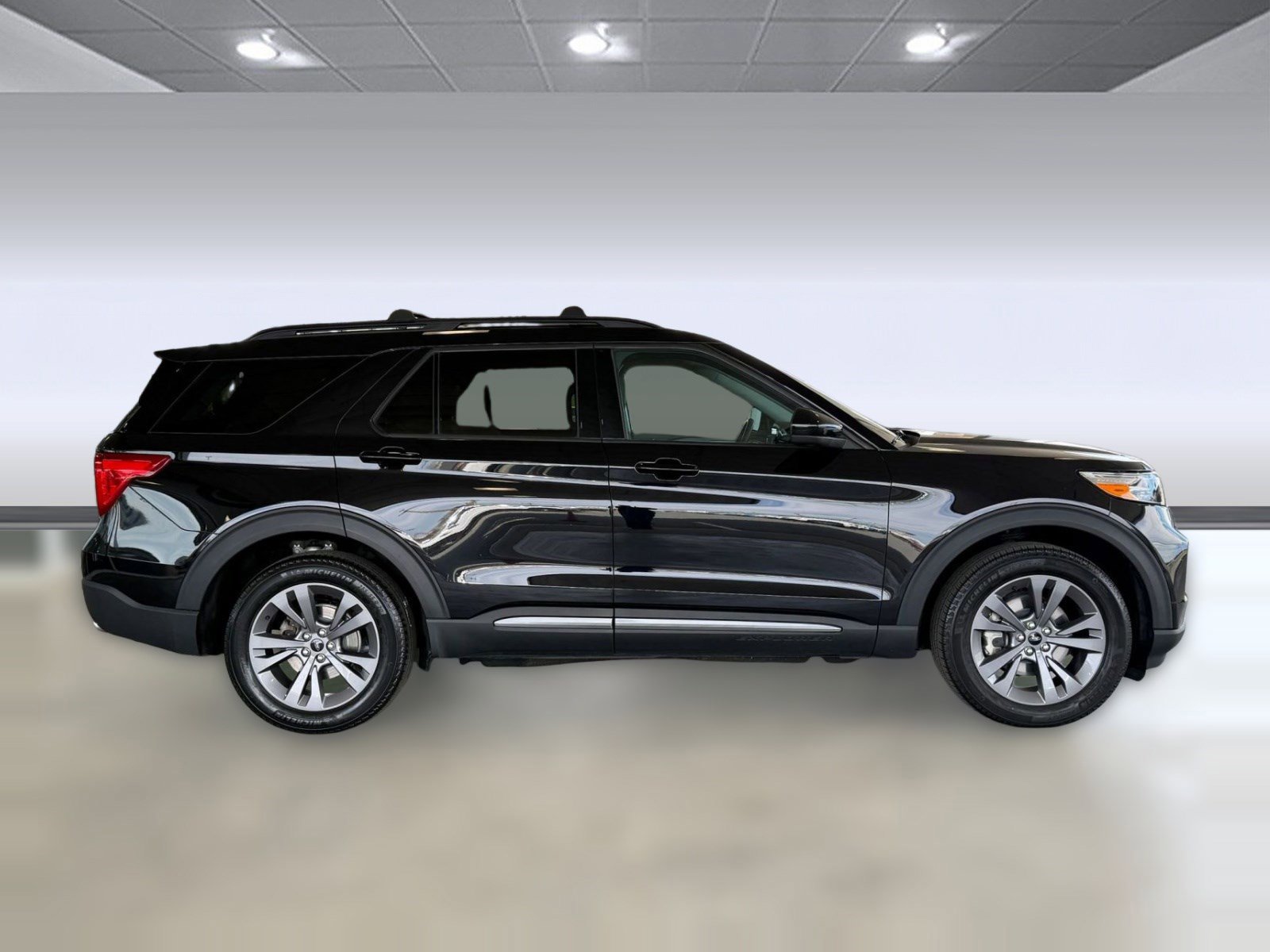 Certified 2022 Ford Explorer XLT w/ Equipment Group 202A image 6