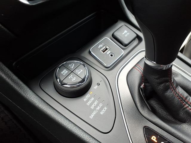 Used 2022 Jeep Cherokee Trailhawk AWD/4WD image 27