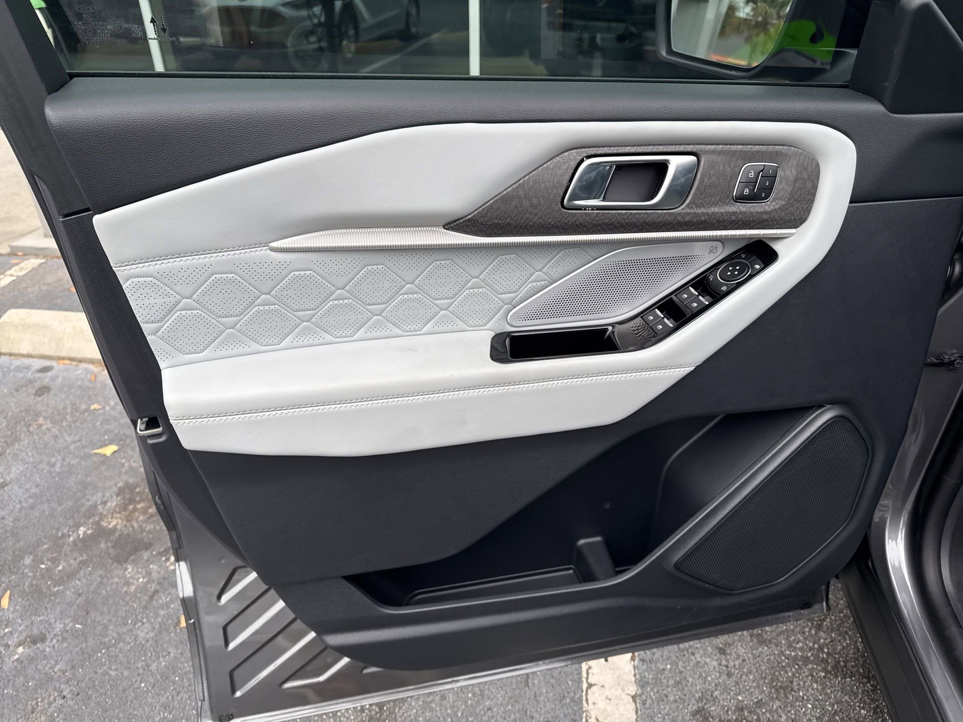 Certified 2025 Ford Explorer Platinum w/ LUX Leather Package image 13