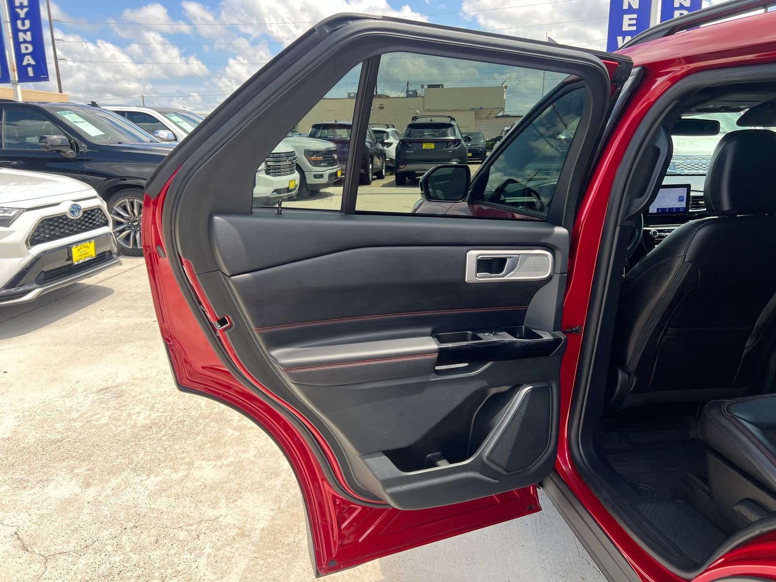 Certified 2023 Ford Explorer ST-Line w/ Class IV Trailer Tow Package RWD image 12