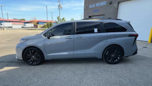 Used 2023 Toyota Sienna XSE w/ XSE Plus Package FWD image 5