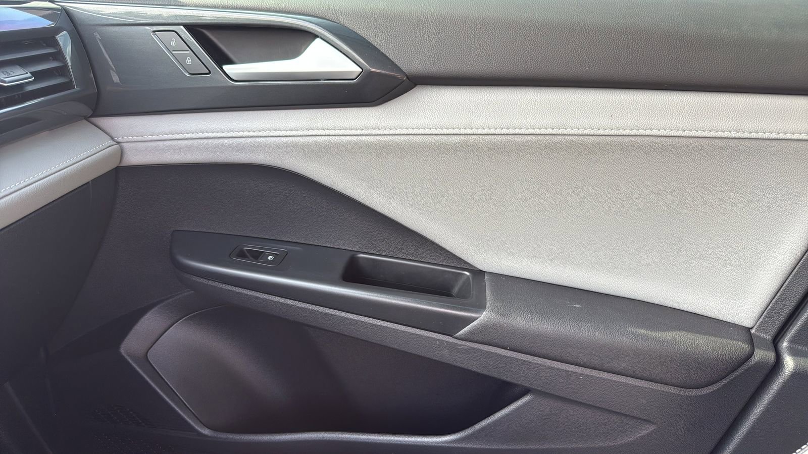 Used 2022 Volkswagen Taos SEL FWD image 23