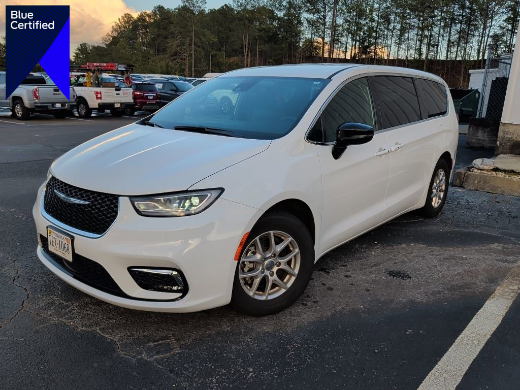 Used 2025 Chrysler Pacifica Select image 1