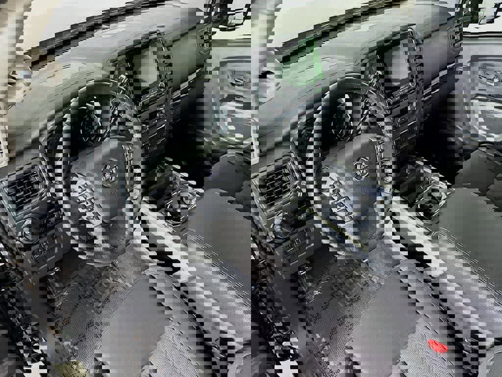 Used 2024 Nissan Titan SV w/ SV Convenience Package image 9