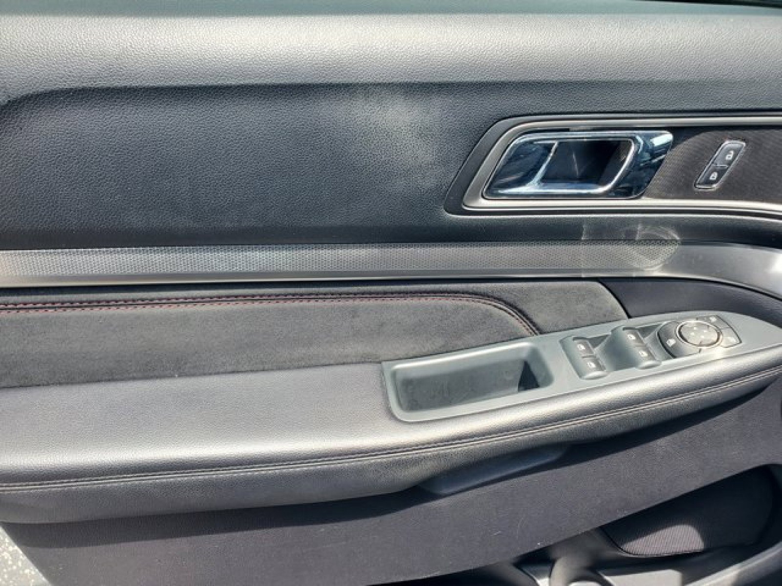 Certified 2019 Ford Explorer XLT w/ Equipment Group 202A FWD image 11