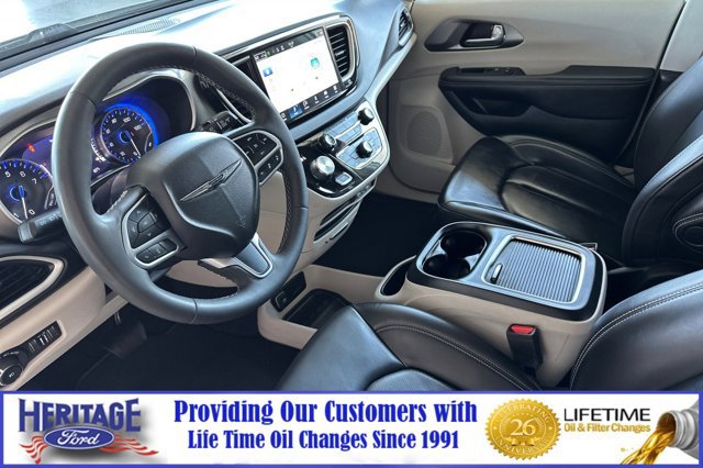 Used 2023 Chrysler Pacifica Touring-L image 10