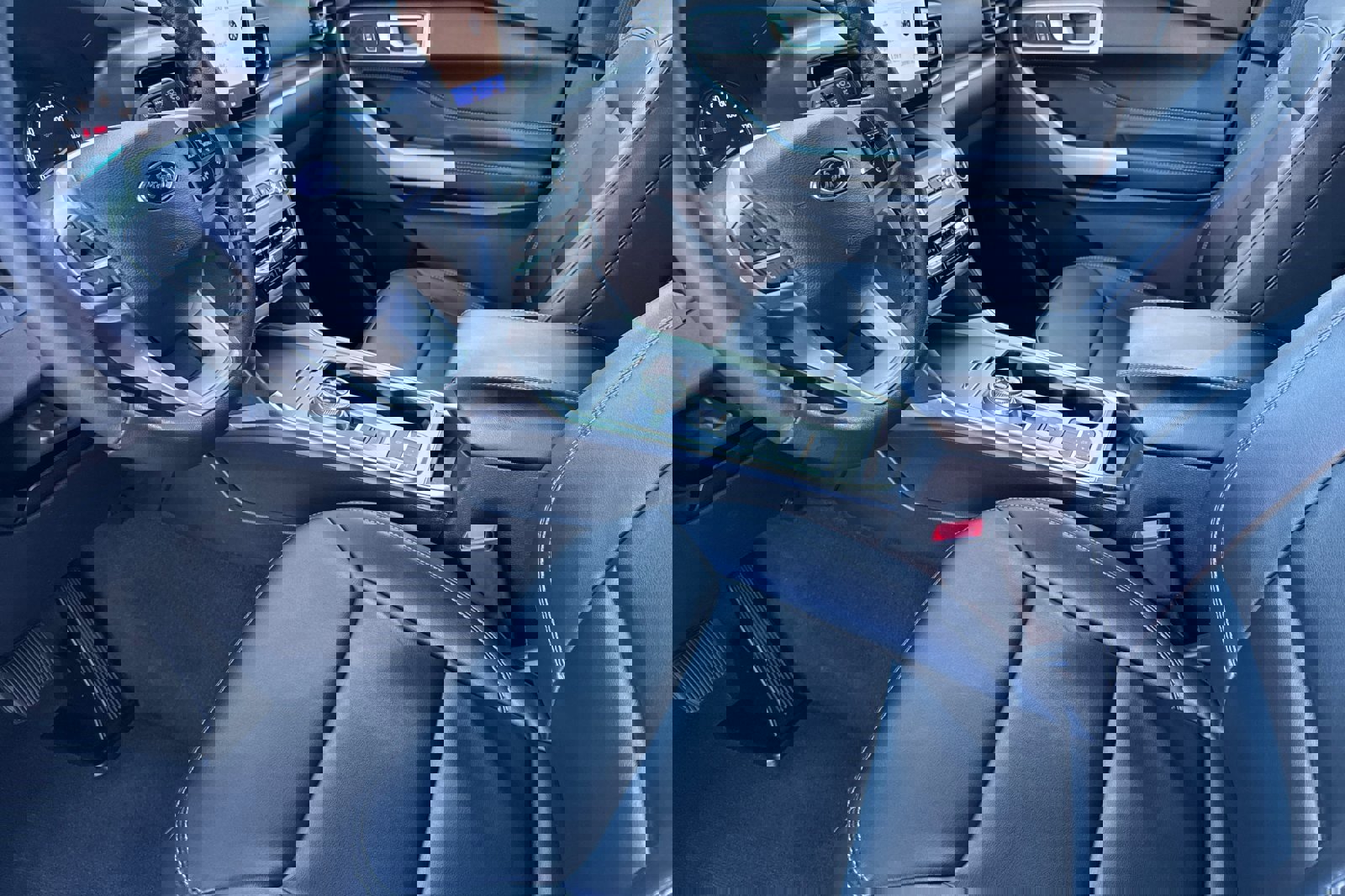 Certified 2022 Ford Explorer XLT w/ Equipment Group 202A image 11