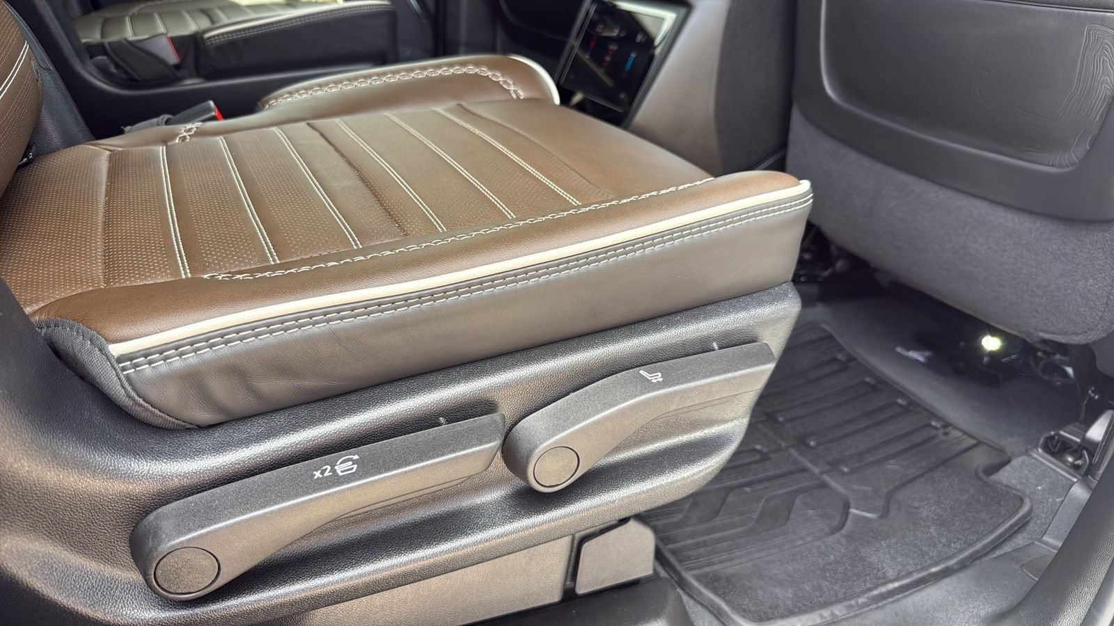 Used 2025 GMC Yukon Denali Ultimate AWD/4WD image 27