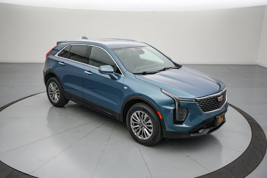 Used 2025 Cadillac XT4 Premium Luxury FWD image 2