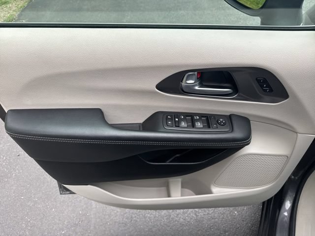 Used 2023 Chrysler Pacifica Touring-L FWD image 9