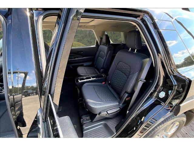Used 2025 Nissan Pathfinder SV w/ SV Premium Package FWD image 19