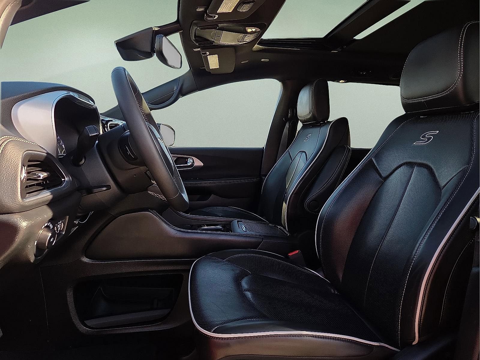 Used 2025 Chrysler Pacifica Limited image 15