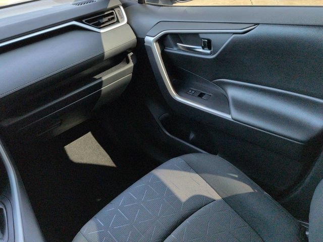 Used 2020 Toyota RAV4 XLE AWD/4WD image 17