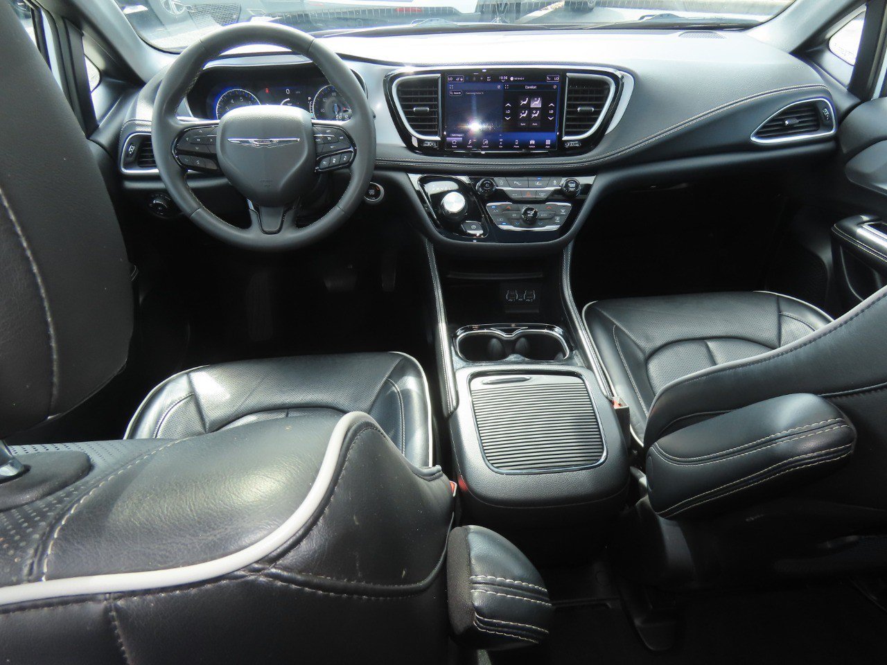 Used 2025 Chrysler Pacifica Limited FWD image 22