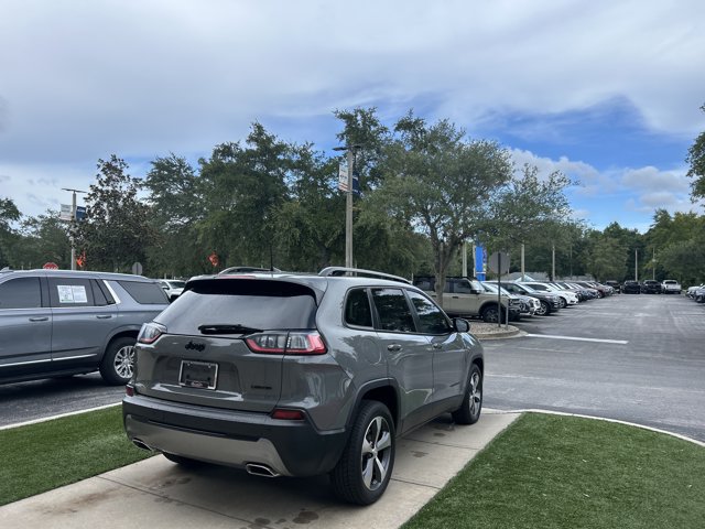 Used 2021 Jeep Cherokee Limited w/ Elite Package FWD image 3