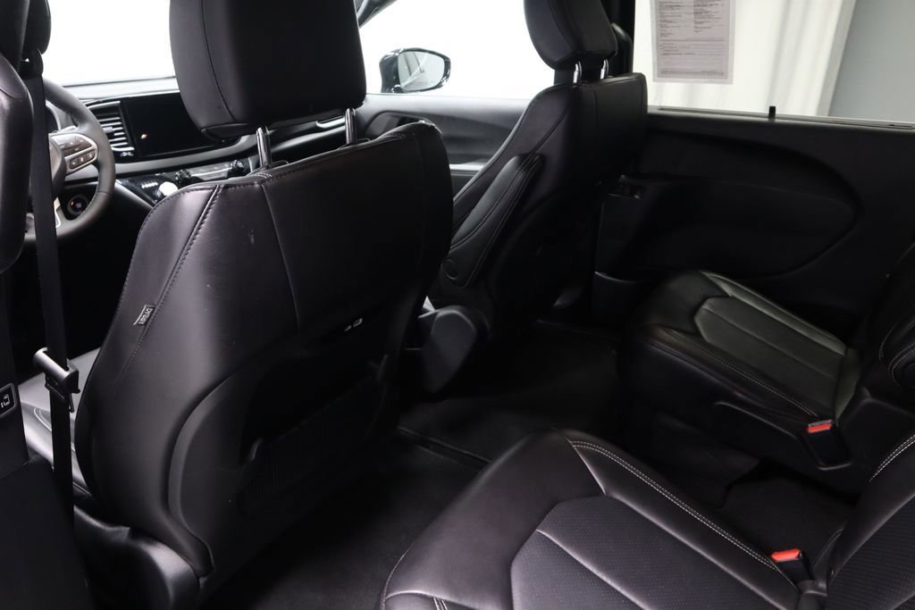 Used 2025 Chrysler Pacifica Select image 21