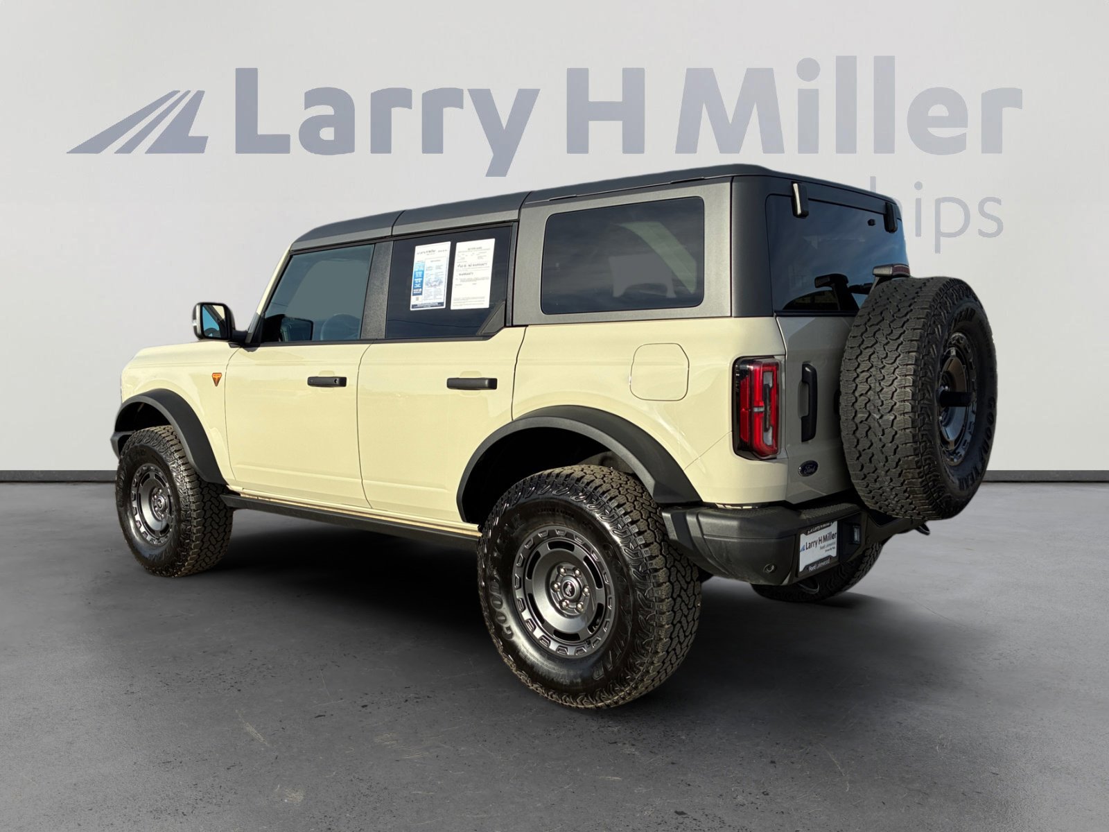 Certified 2025 Ford Bronco Badlands image 3