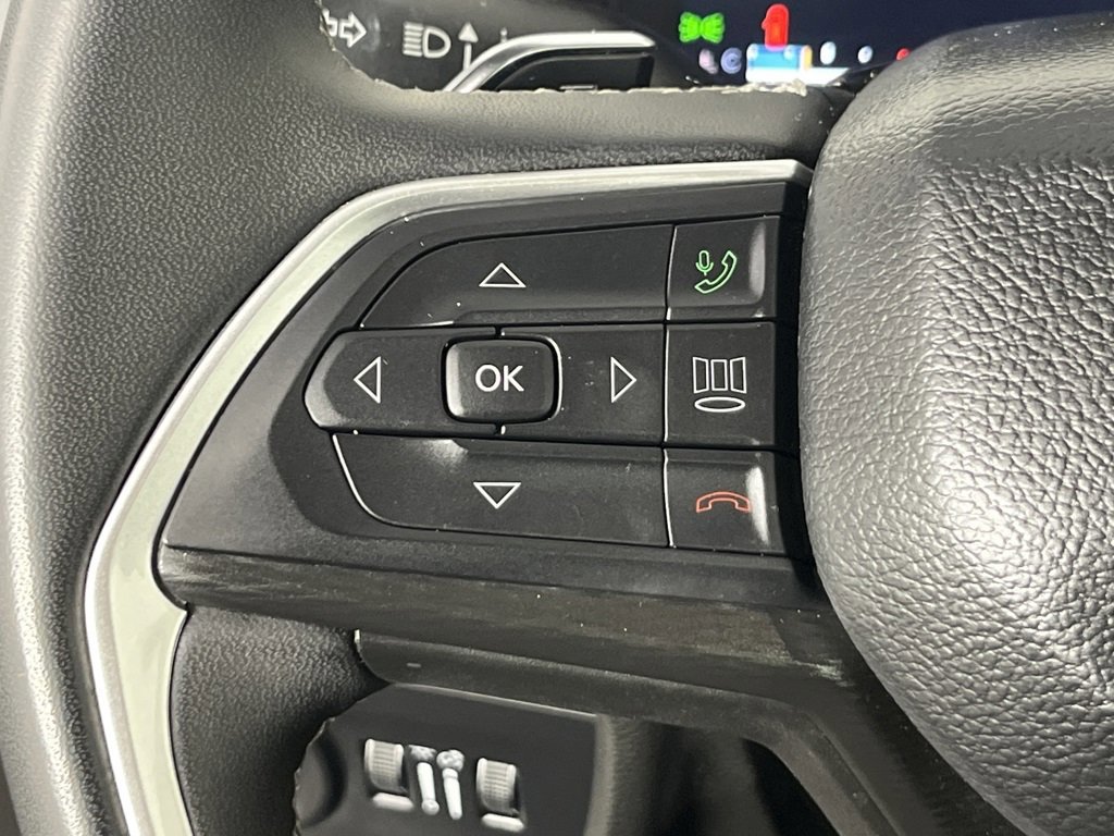 Used 2023 Jeep Grand Cherokee Laredo image 16