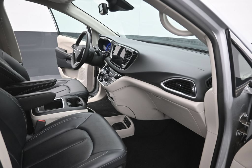 Used 2024 Chrysler Pacifica Touring-L FWD image 14