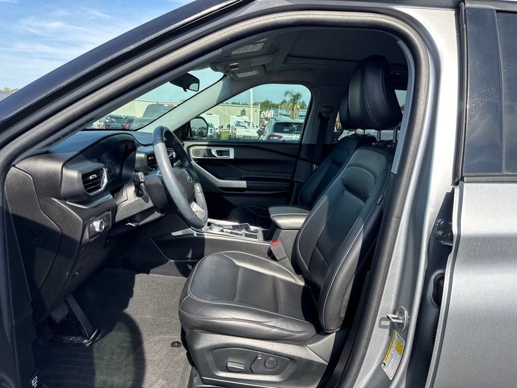 Certified 2022 Ford Explorer XLT w/ Equipment Group 202A RWD image 10