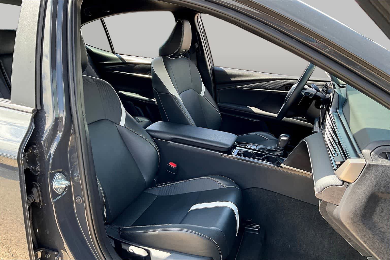 Used 2025 Toyota Camry SE FWD image 9