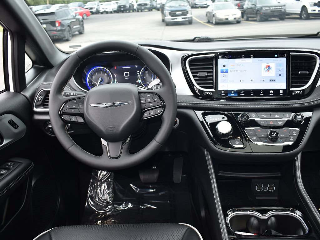 Used 2025 Chrysler Pacifica Limited FWD image 20