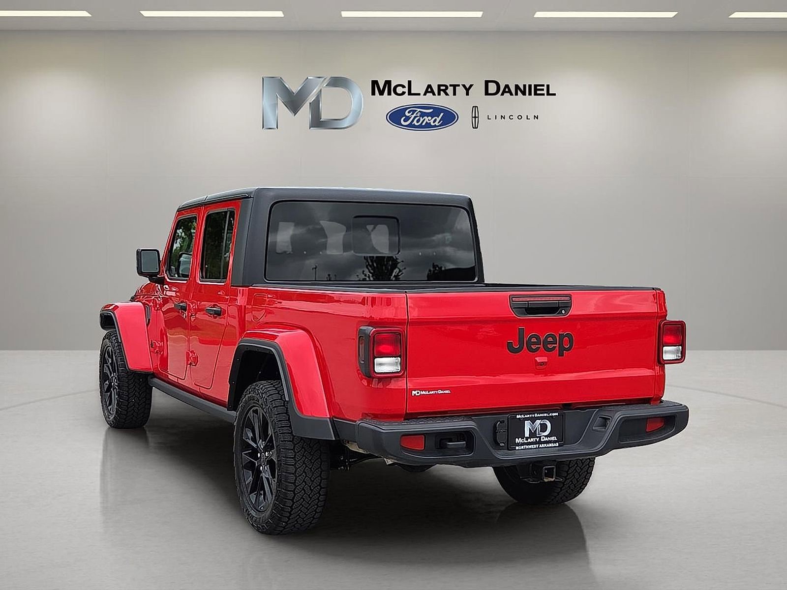 Used 2025 Jeep Gladiator Sport image 4