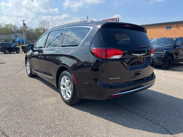 Used 2017 Chrysler Pacifica Touring-L w/ Tire & Wheel Group FWD image 4