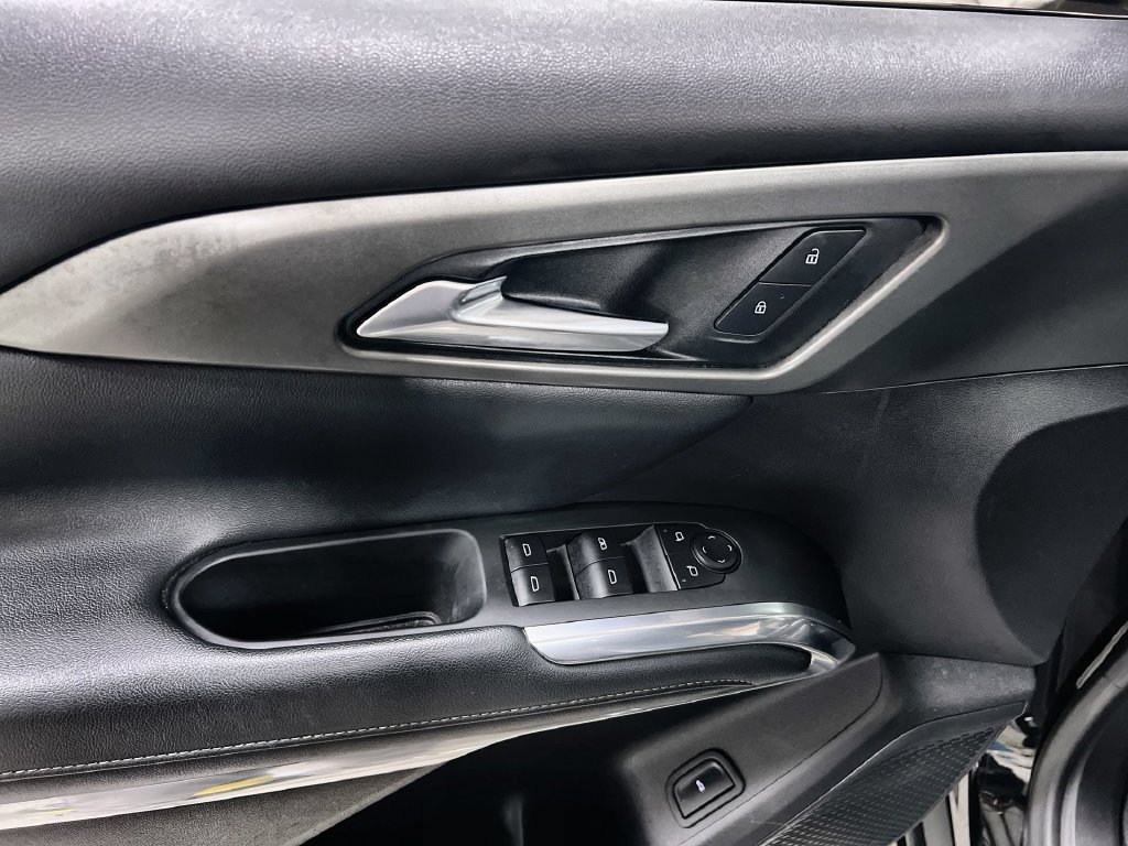 Used 2025 Chevrolet Traverse LT FWD image 14