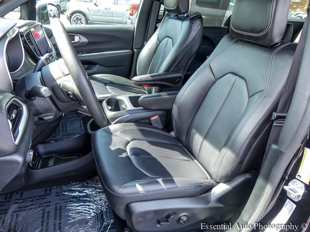 Used 2025 Chrysler Pacifica Select FWD image 9
