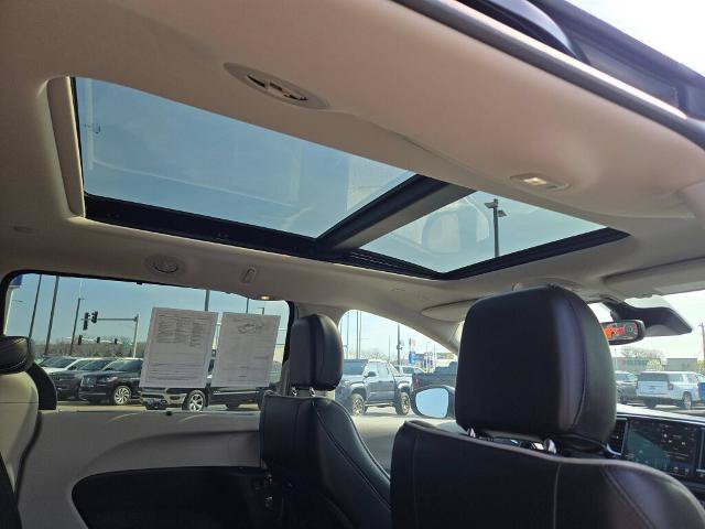 Used 2024 Chrysler Pacifica Limited FWD image 10