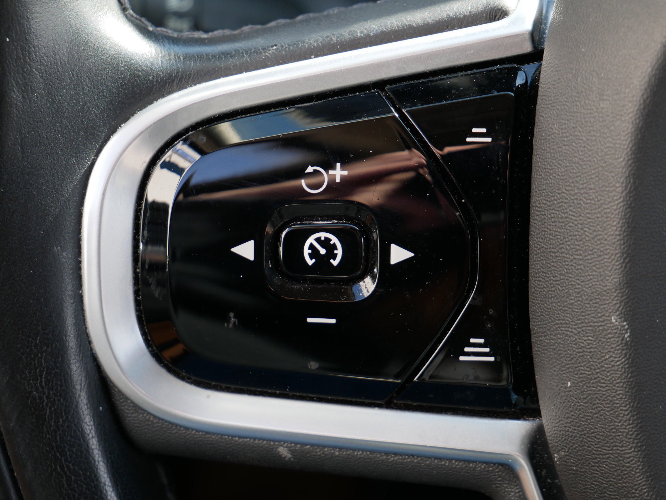 Used 2019 Volvo XC60 T8 Inscription w/ Advanced Package image 20