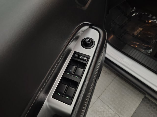 Used 2017 Jeep Compass High Altitude AWD/4WD image 17