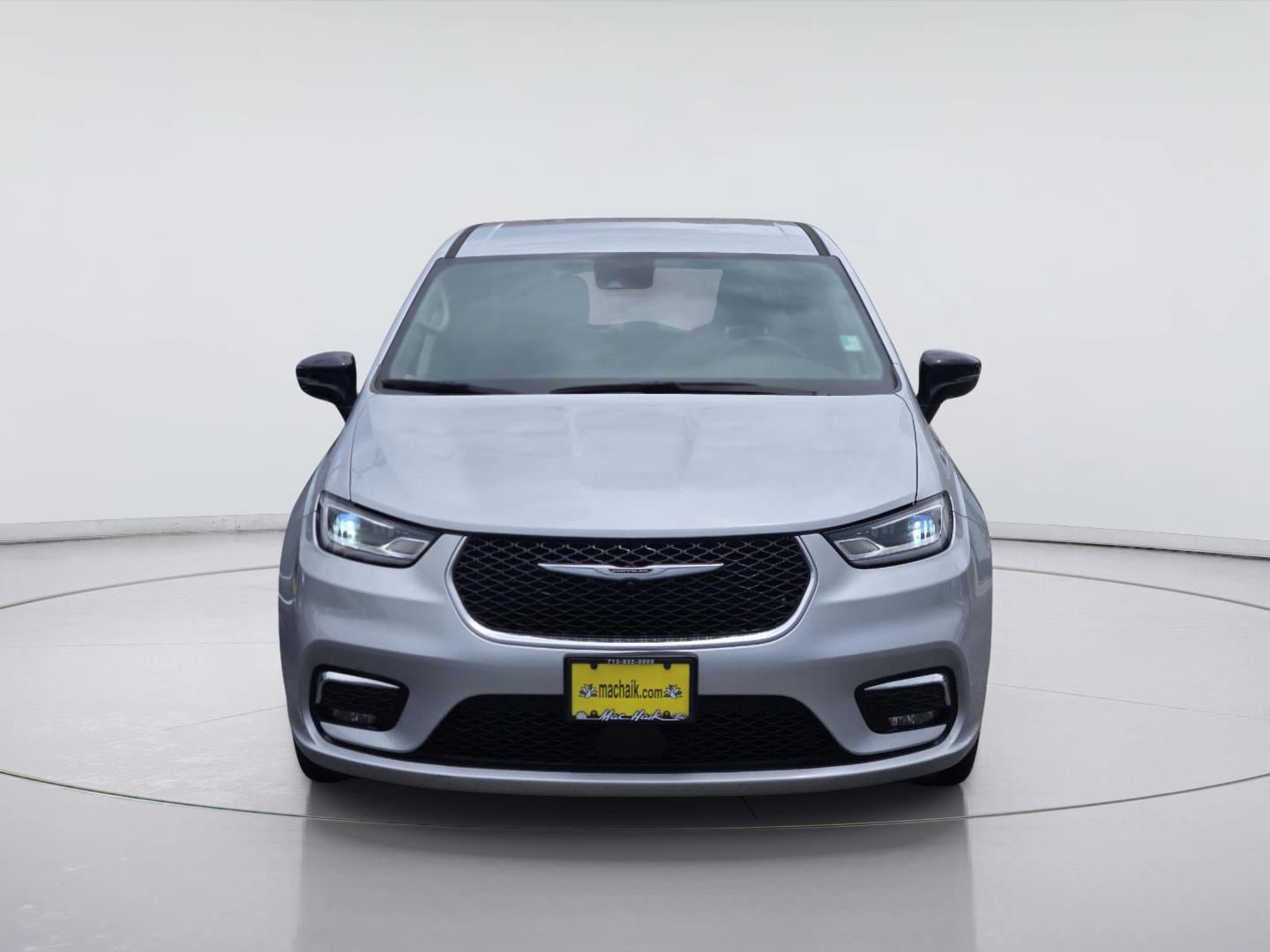Used 2024 Chrysler Pacifica Touring-L FWD image 2