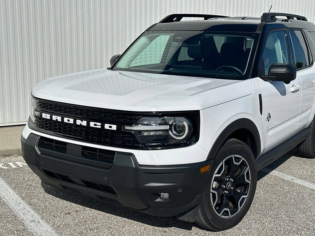 Certified 2025 Ford Bronco Sport Outer Banks w/ Outer Banks Tech Package+ AWD/4WD image 2
