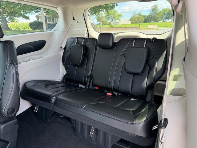 Used 2023 Chrysler Pacifica Touring-L AWD/4WD image 18