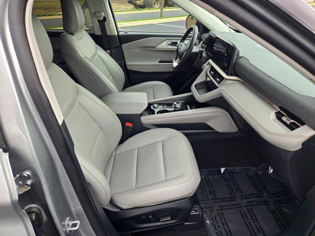 Certified 2025 Ford Explorer Active w/ Active Comfort Package AWD/4WD image 6