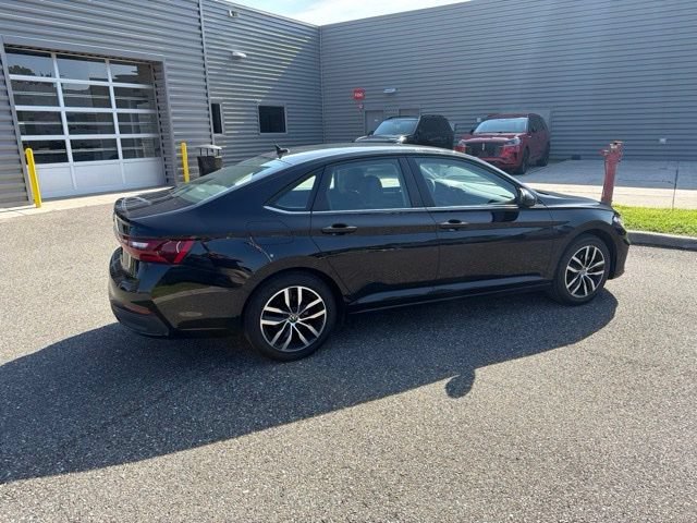 Used 2025 Volkswagen Jetta SE FWD image 5