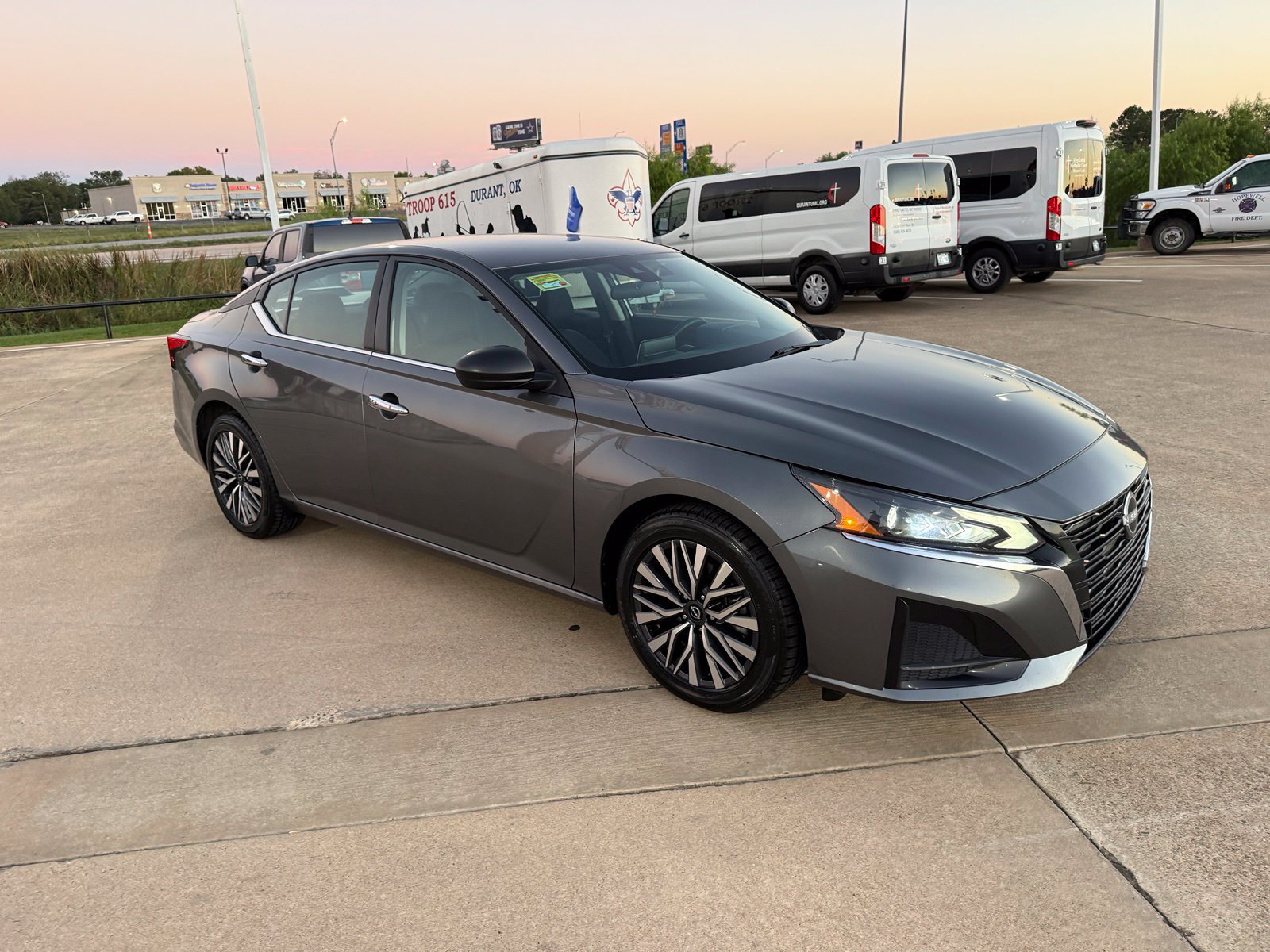 Used 2025 Nissan Altima 2.5 SV FWD image 3