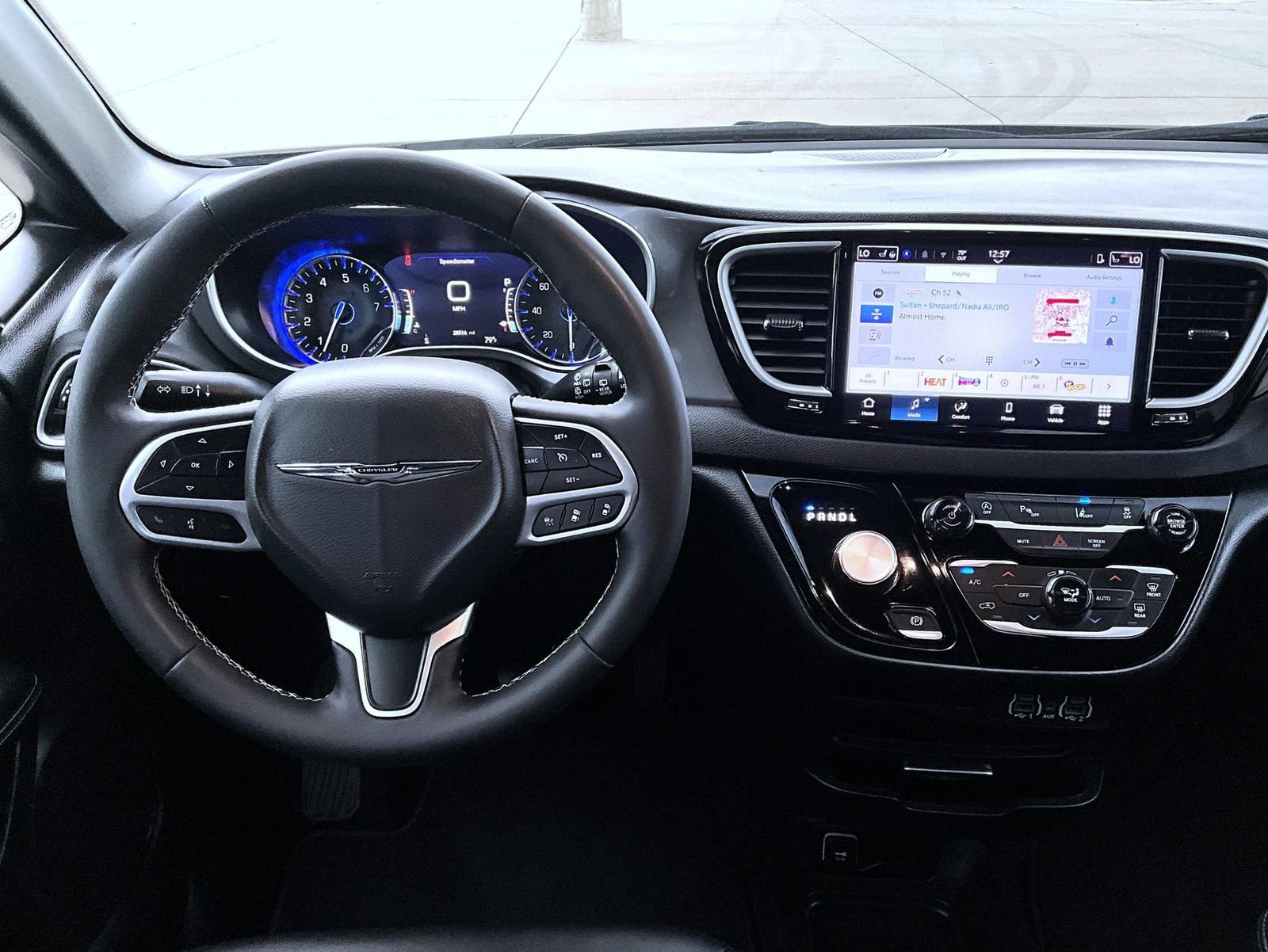 Used 2025 Chrysler Pacifica Select FWD image 12