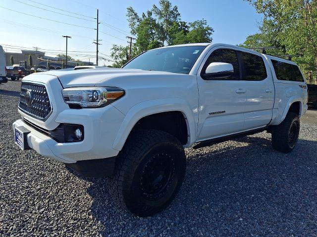 Used 2018 Toyota Tacoma TRD Sport w/ TRD Premium Sport Package AWD/4WD image 3