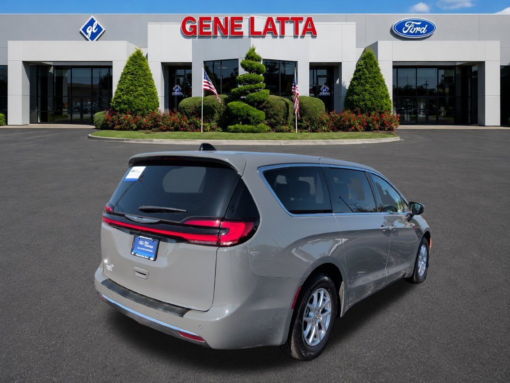 Used 2023 Chrysler Pacifica Touring-L FWD image 7