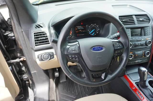 Certified 2017 Ford Explorer FWD image 9