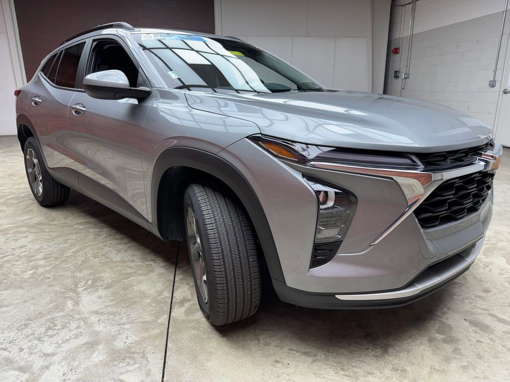 Used 2024 Chevrolet Trax LT w/ LT Convenience Package image 5