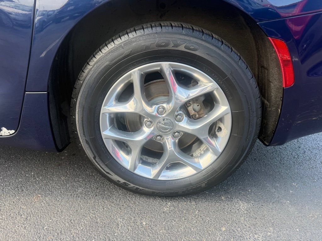 Used 2018 Chrysler Pacifica Limited w/ Advanced Safetytec Group FWD image 38