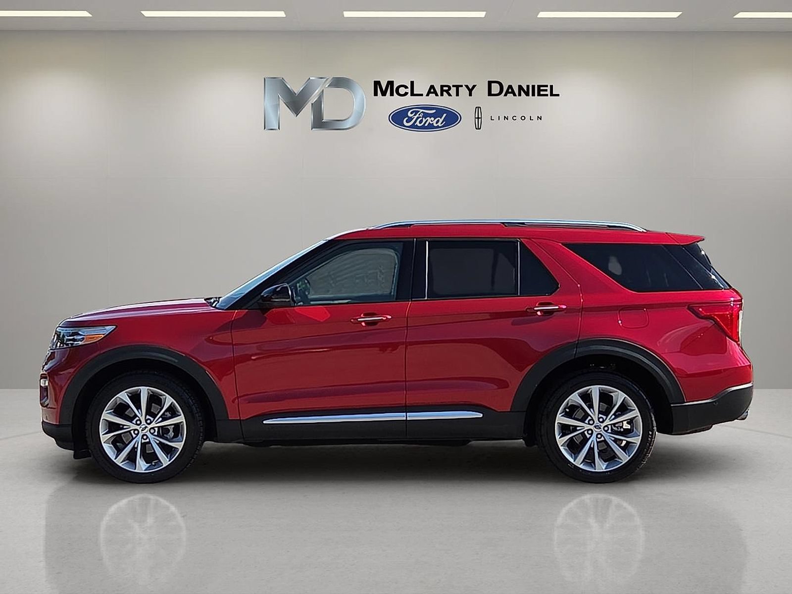 Certified 2021 Ford Explorer Platinum w/ Equipment Group 601A AWD/4WD image 3