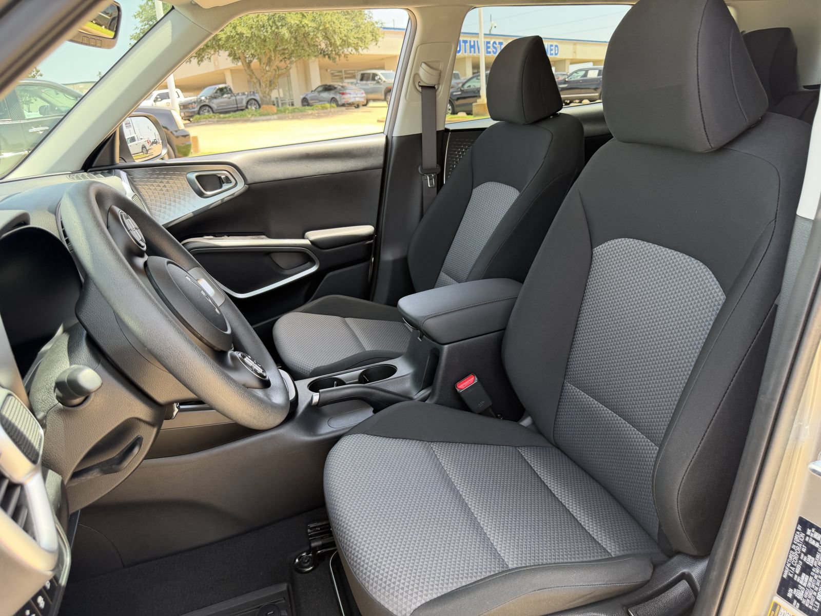 Used 2025 Kia Soul LX w/ LX Technology Package FWD image 25