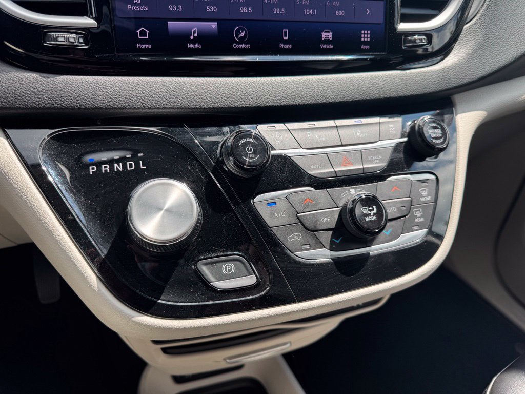 Used 2023 Chrysler Pacifica Touring-L FWD image 12