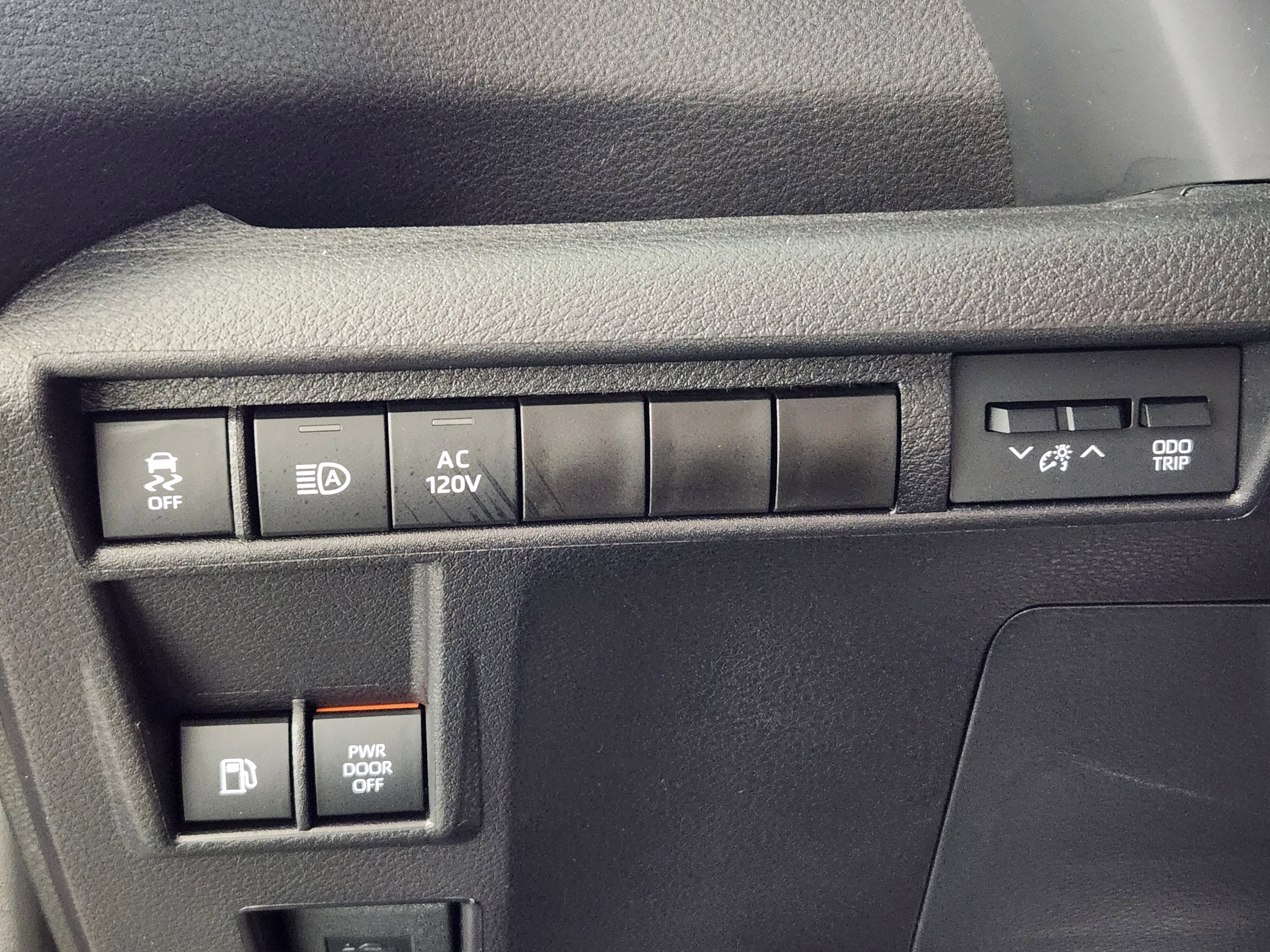 Used 2025 Toyota Sienna XLE Woodland Edition image 27