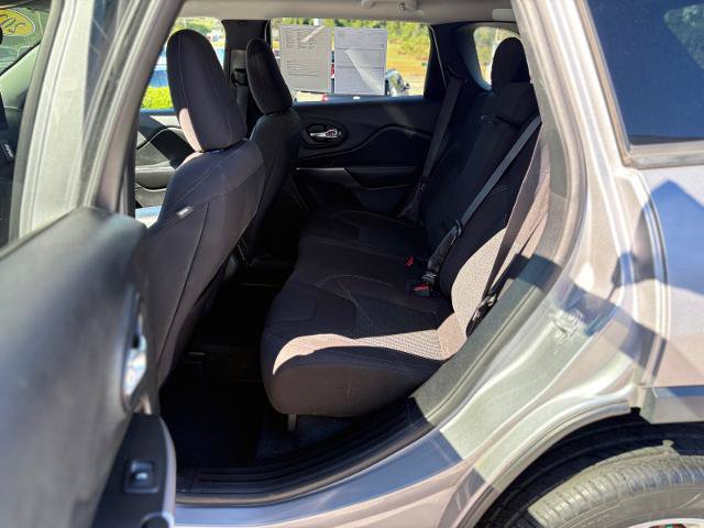 Used 2021 Jeep Cherokee Latitude FWD image 29